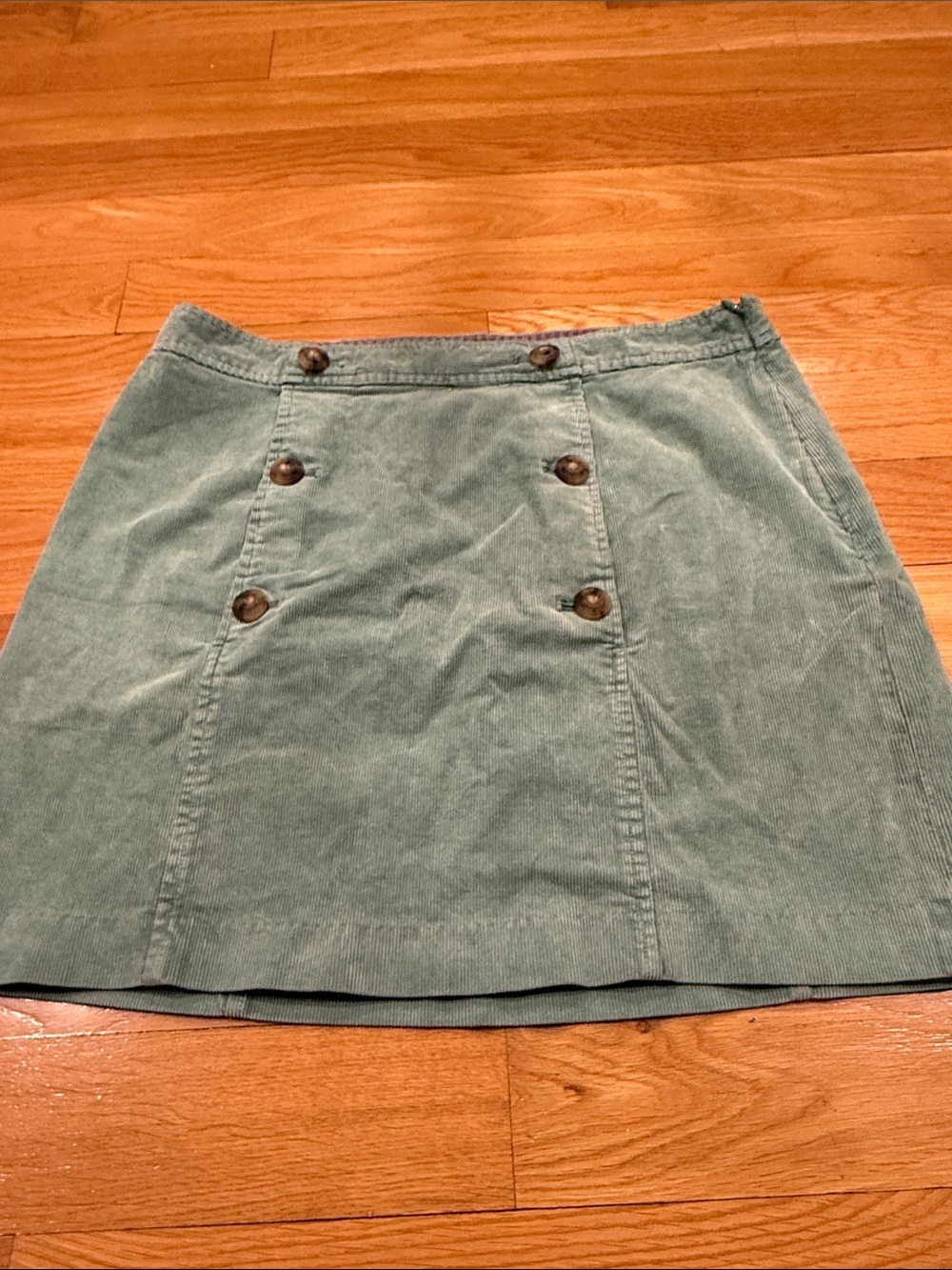 Vineyard Vine corduroy sage green button front accent mini skirt size 8.